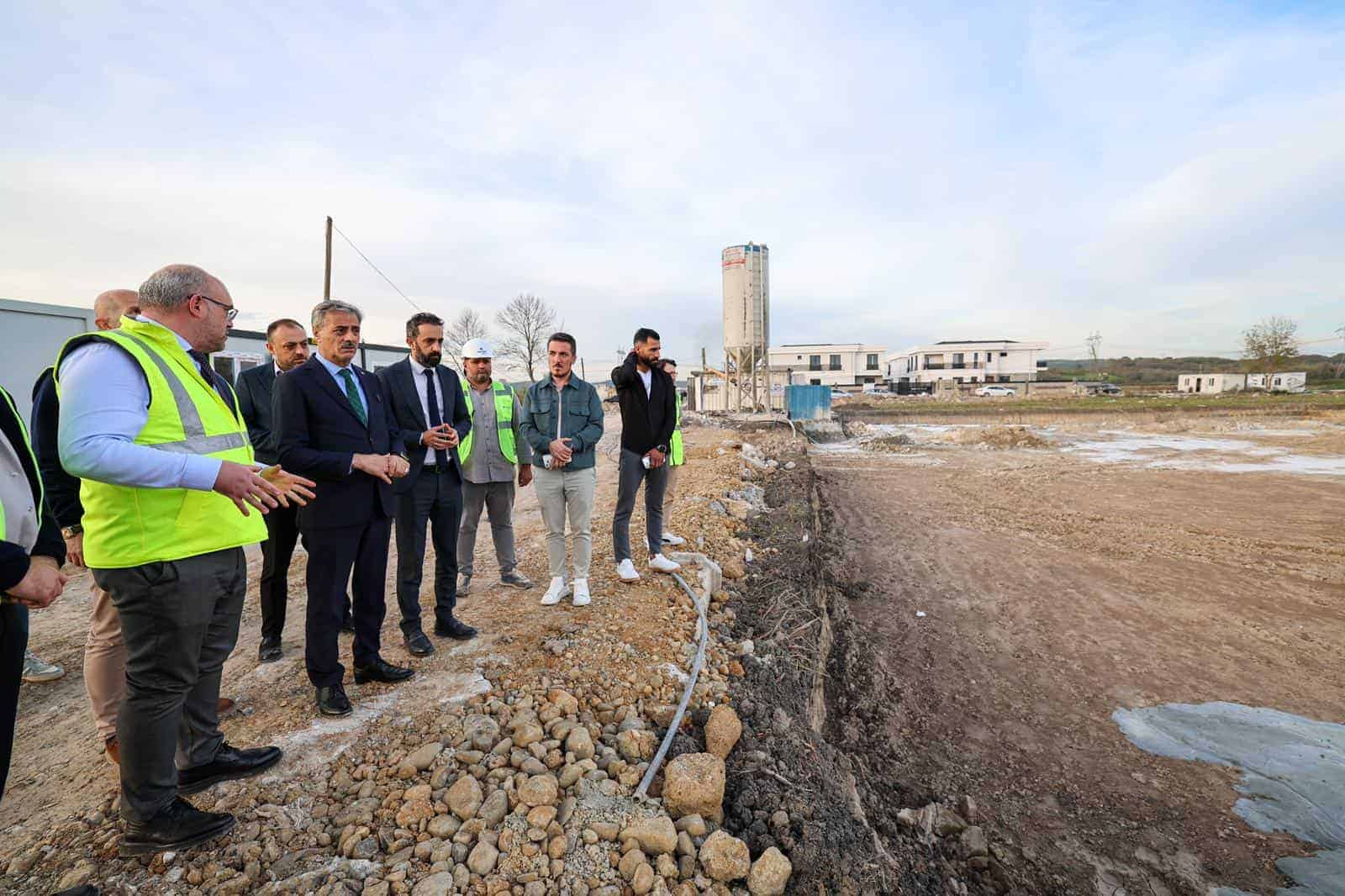 İnşaat alanında denetim yapan yetkililer ve mühendisler, yeni projeleri değerlendiriyor.