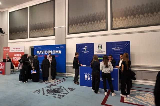 İş ve eğitim etkinliği standları, katılımcılarla iletişim kuruyor.