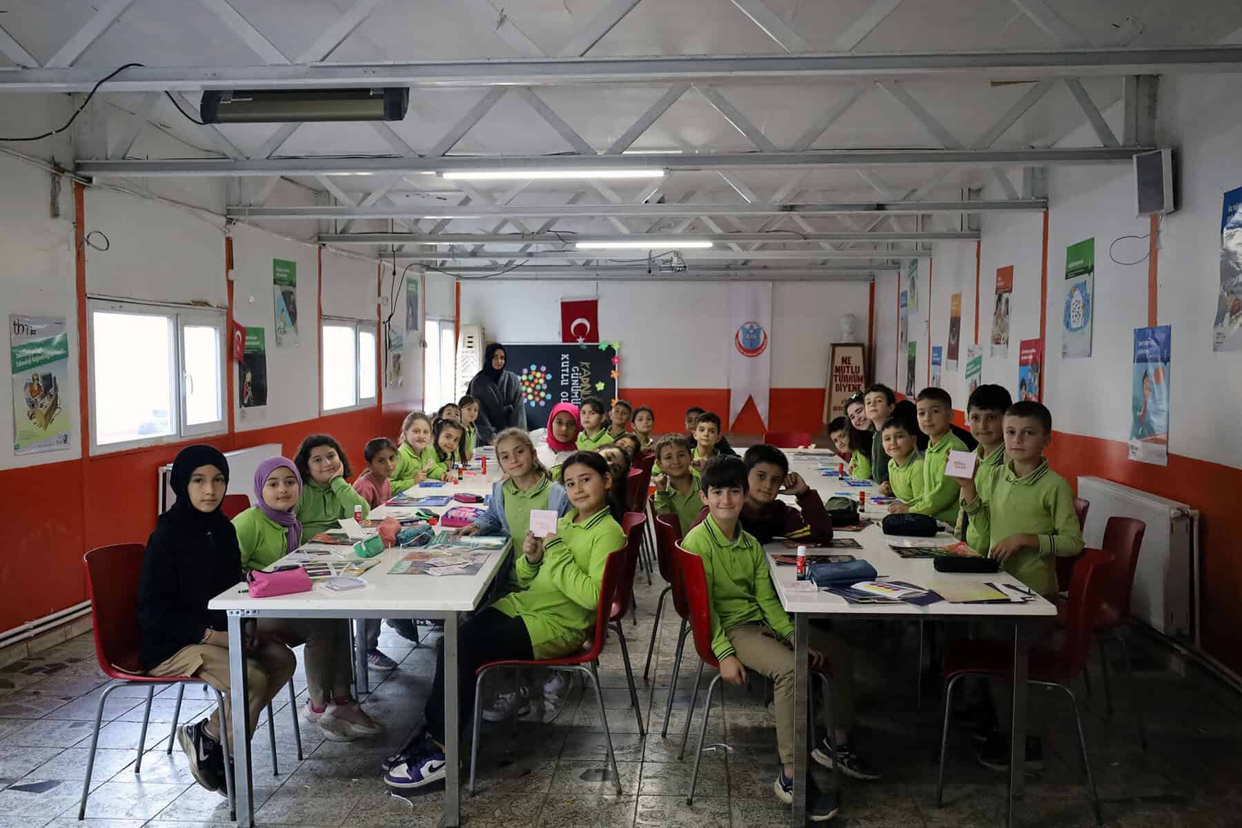 Çocuklar sınıfta eğitim alırken aktif katılım sağlıyor.