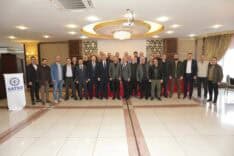 Çalışma toplantısında profesyonel ekip, modern toplantı salonunda bir araya geldi.