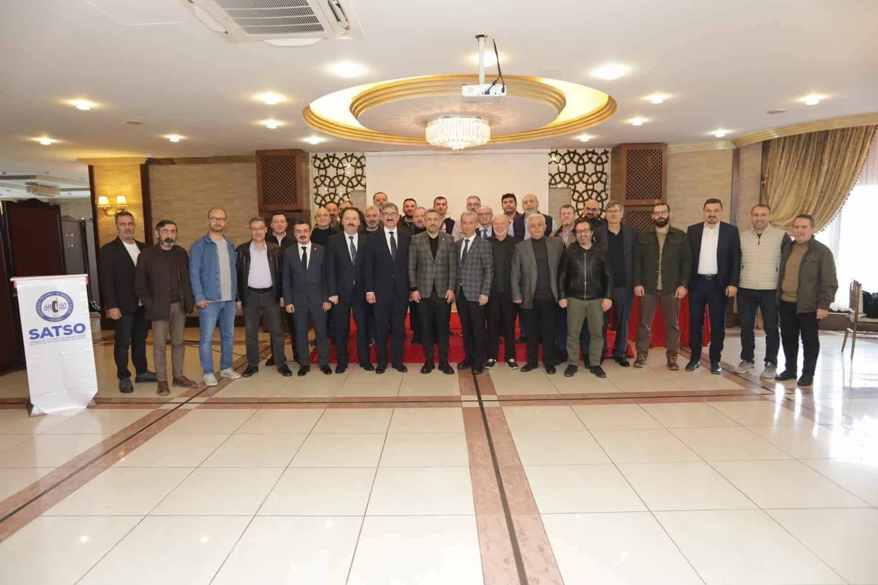 Çalışma toplantısında profesyonel ekip, modern toplantı salonunda bir araya geldi.