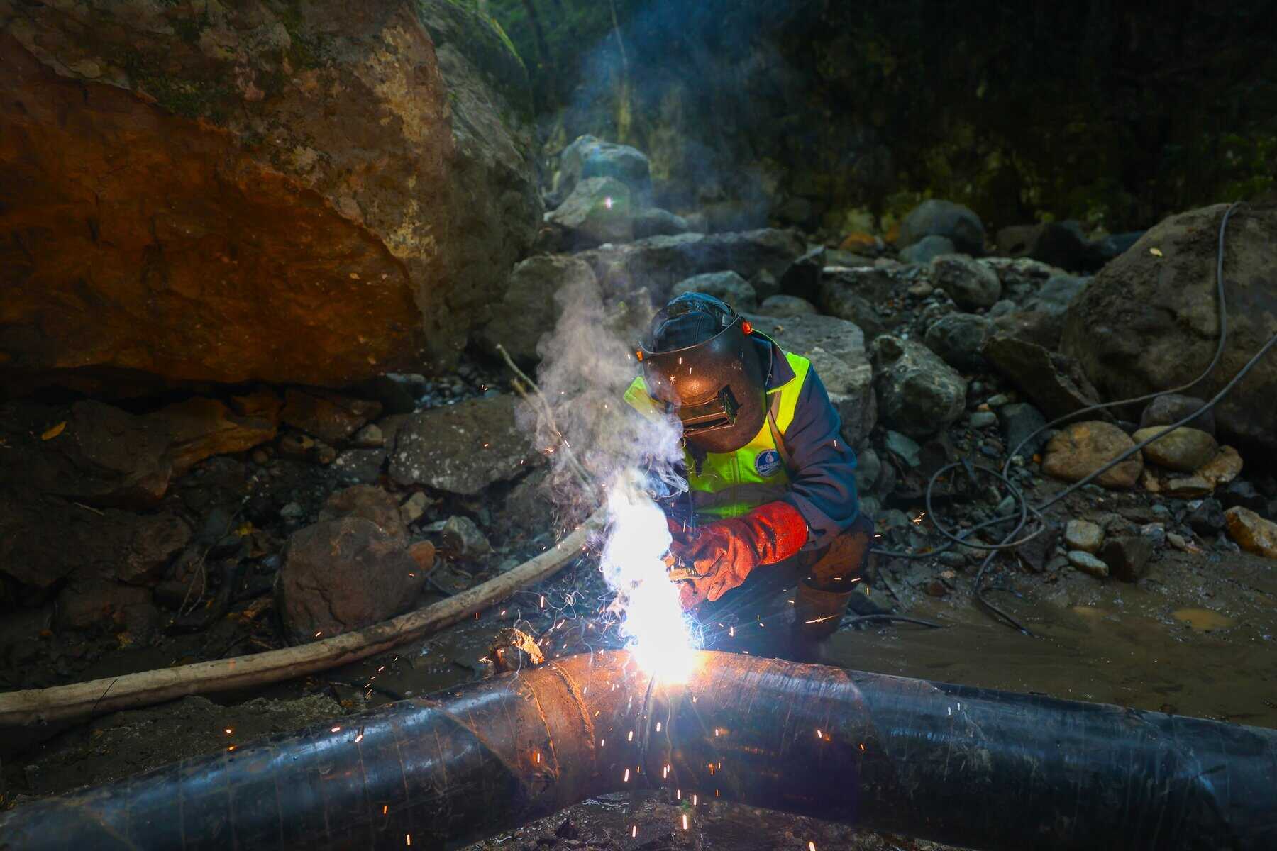 Güvenli kaynakçı çalışması, büyük ve endüstriyel boru onarımı teknolojisi.