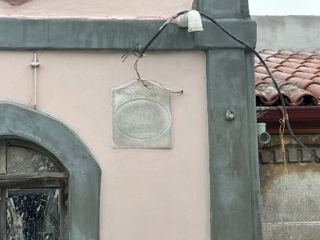 Eski yapı detayları ve bina kimliği vurgusu.