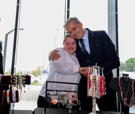 Sevgi ve dostluk temalı iç içe geçmiş insanlar, güzel anlar ve samimi iletişim.