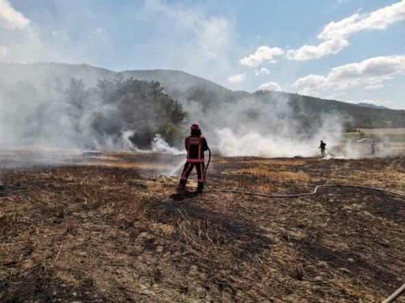 Yangın söndürme ekibi, kuru alanlarda çıkan orman yangınına müdahale ediyor.