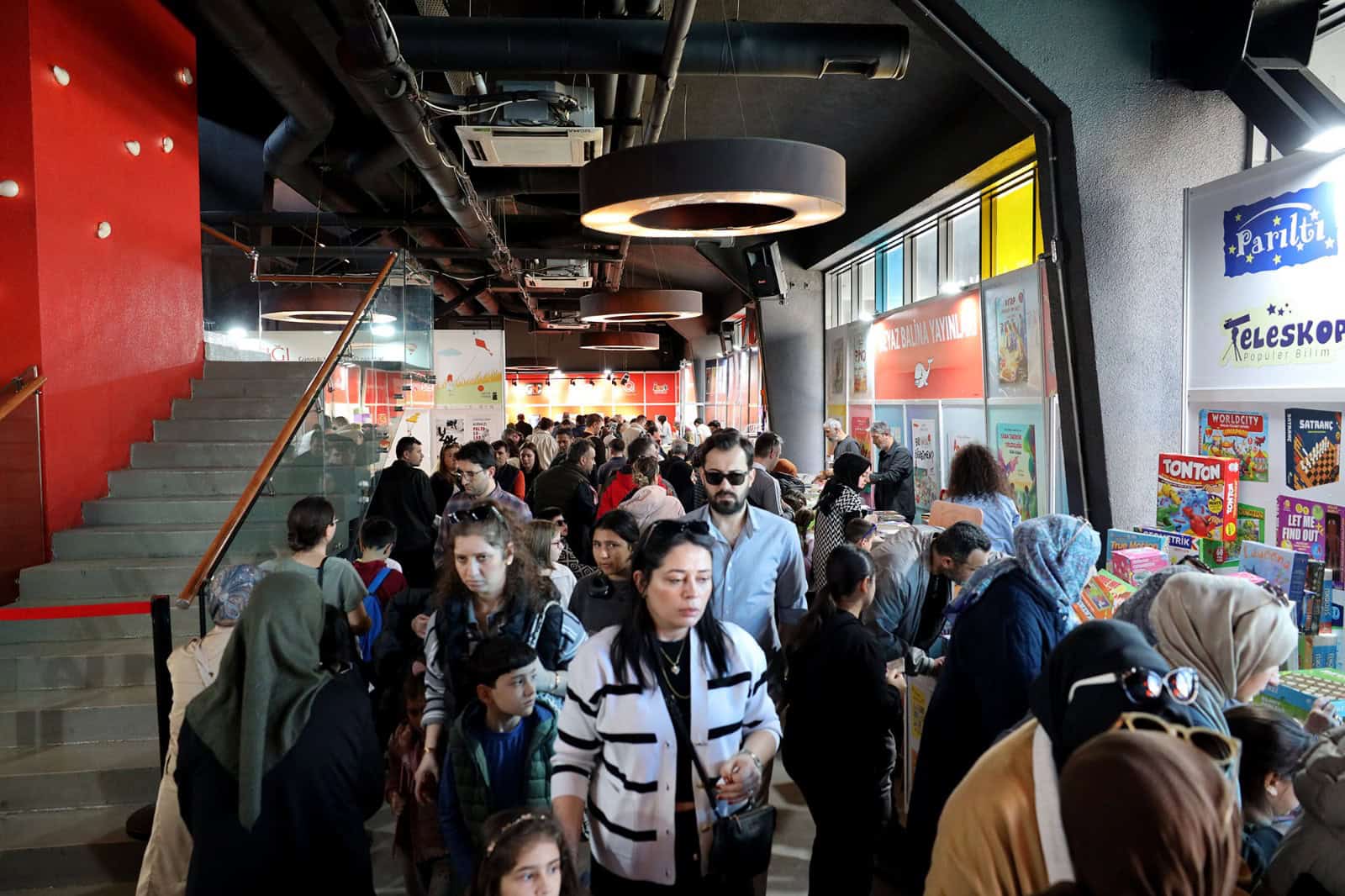 Basın Merkezi'nde yoğun kalabalık ve hareketli ortam, çeşitli medya ve basın temsilcileri ile ziyare.