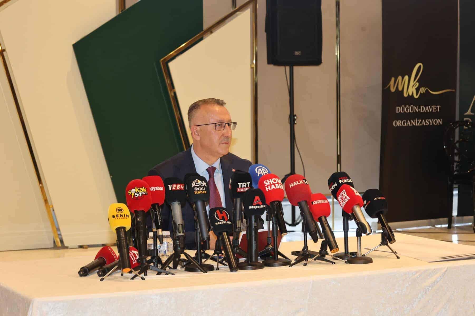 Basın Merkezi toplantısında çeşitli medya temsilcileri ve basın mensupları yer alıyor.