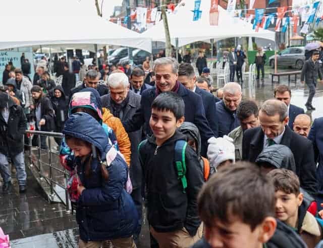 Sakarya'da çocukların katıldığı edebiyat fuarında renkli etkinlikler ve kitaplar sergileniyor.