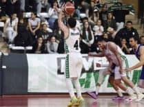 Kütahya BSK taraftarları önünde basket atışı yapıyor.