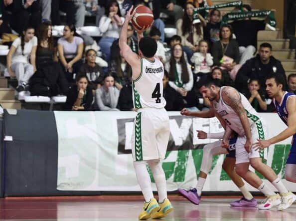 Kütahya BSK taraftarları önünde basket atışı yapıyor.