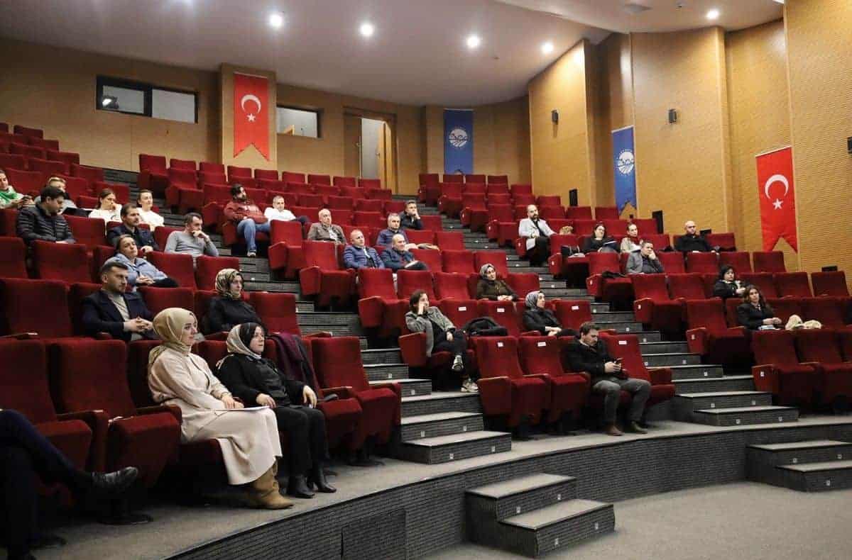 Otomatik taslak toplantısında katılımcılar, basın merkezi etkinlikleri ve sunumlar için bir araya ge.