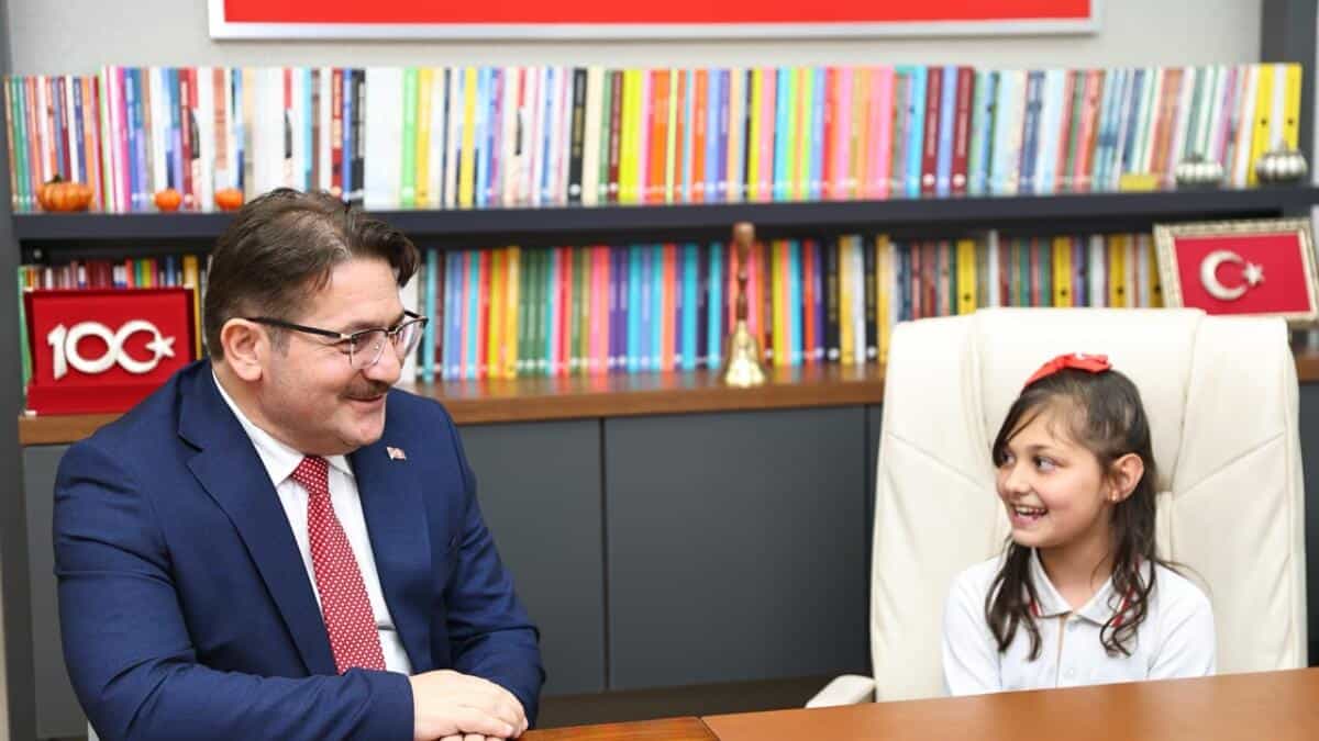 Adapazarı Osmanbey İlkokulu Öğrencileri 23 Nisan’da Temsili Müdürlük Deneyimi Yaşadı